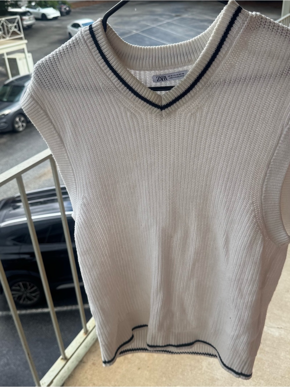 Zara White V-Neck Sleeveless Knit Sweater with Navy Trim